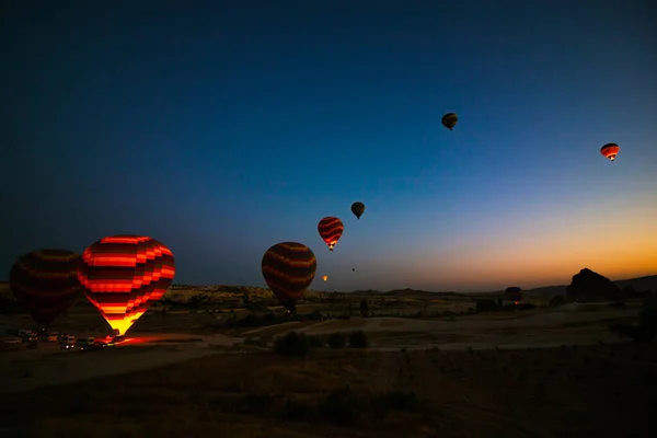 热气球准备在Cappadocia的日出时分起飞在土耳其卡帕多西亚的热气球之旅 土耳其的旅游业 — 图库照片