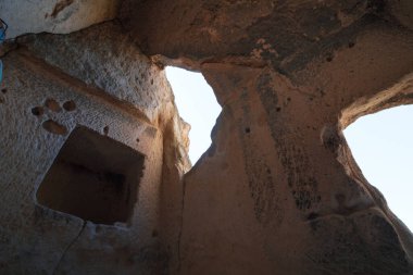 Kapadokya 'da yaşamak için kullanılan bir peri bacasının içinde. Anadolu 'daki antik uygarlıklar. Kapadokya 'daki doğal güzellikler. Türkiye 'ye Seyahat.