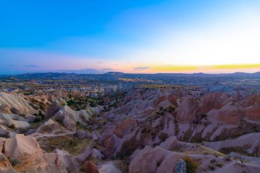 Kizilcukur Vadisi ve Goreme, Dusk Kapadokya 'da arka planda. Gün batımında Kapadokya. Ortahisar Nevsehir 'deki Kizilcukur Vadisi' nden güzel bir gün batımı manzarası. Türkiye 'yi ziyaret.
