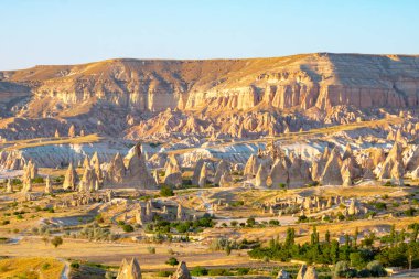 Kapadokya manzarası gün batımında Asiklar Tepesi, Goreme 'den. Kapadokya arka plan fotoğrafı. Goreme 'de güzel bir gün batımı noktası. Türkiye 'nin doğal güzellikleri.