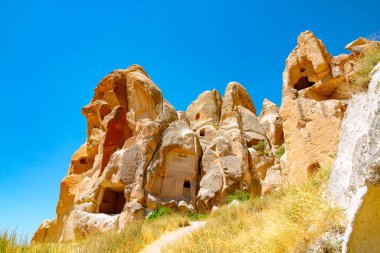 Kapadokya Türkiye 'deki Goreme kasabasının etrafındaki Peri Bacaları. Türkçe Peri bacalari. Kapadokya arkaplan fotoğrafı. 