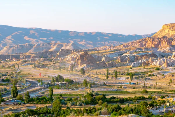 Kapadokya manzarası gün batımında Asiklar Tepesi, Goreme 'den. Kapadokya arka plan fotoğrafı. Goreme 'de güzel bir gün batımı noktası. Türkiye 'nin doğal güzellikleri.