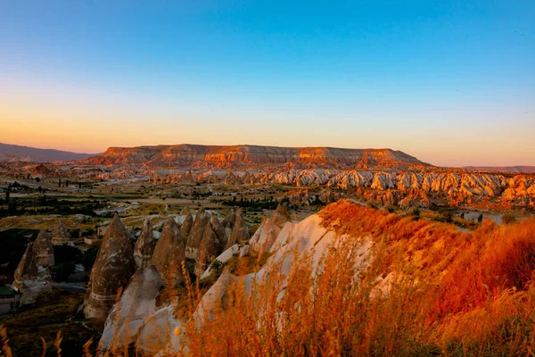 Widok Kapadocji Zachodzie Słońca Asiklar Tepesi Goreme Cappadocia Tło Zdjęcie — Zdjęcie stockowe