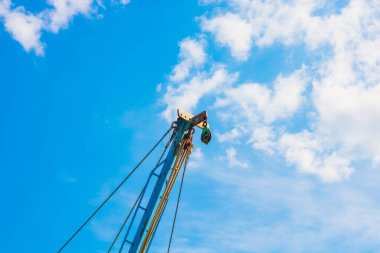 Makara. Bir balıkçı teknesi ya da gemilerin makaraları. Balıkçılık endüstrisi. Açık gökyüzü arkaplanı. 