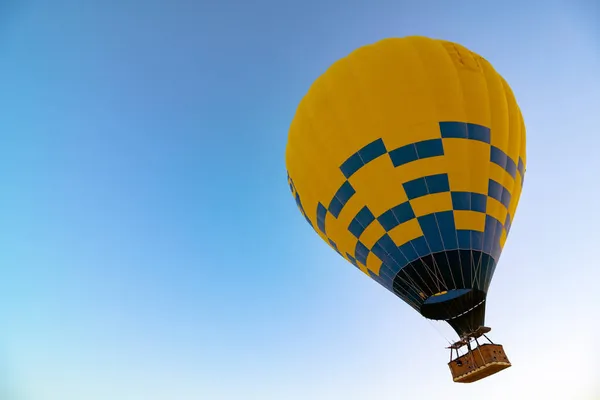 Heta Luftballongen Gul Varmluftsballong Med Blå Ränder Bakgrund Foto Resor — Stockfoto