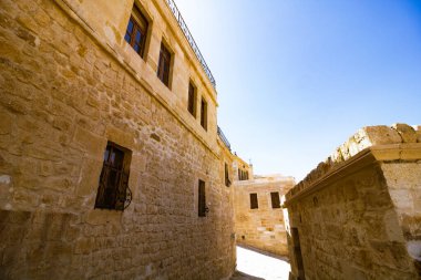 Urgup Caddeleri. Yazın Urgup caddeleri sahnesi. Kapadokya Türkiye ziyareti. Temenni Tepesi arkaplan fotoğrafı.