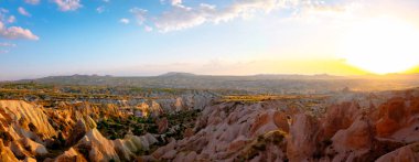 Kapadokya Panoraması. Gün batımında Kizilcukur Vadisi 'nden kapadokya panoramik manzarası. Türkiye 'de arka plan fotoğrafı çekiliyor.