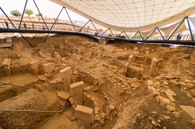 Şanlıurfa Türkiye - 8.16.2021: Göbeklitepe arkeolojik alanı Sanliurfa 'da. Göbeklitepe 'nin kazı alanı. Tarihin başlangıç noktası. Göbeklitepe 'deki tapınak kalıntıları.
