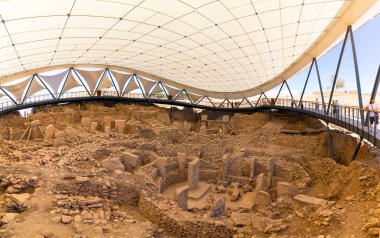 Şanlıurfa Türkiye - 8.16.2021: Göbeklitepe arkeolojik alanı Sanliurfa 'da. Göbeklitepe 'nin kazı alanı. Tarihin başlangıç noktası. Göbeklitepe 'deki tapınak kalıntıları.