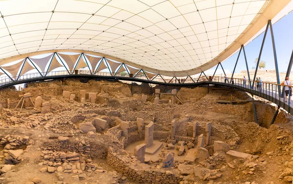 Şanlıurfa Türkiye - 8.16.2021: Göbeklitepe arkeolojik alanı Sanliurfa 'da. Göbeklitepe 'nin kazı alanı. Tarihin başlangıç noktası. Göbeklitepe 'deki tapınak kalıntıları.