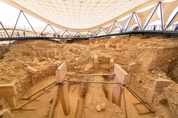 Şanlıurfa Türkiye - 8.16.2021: Göbeklitepe arkeolojik alanı Sanliurfa 'da. Göbeklitepe 'nin kazı alanı. Tarihin başlangıç noktası. Göbeklitepe 'deki tapınak kalıntıları.