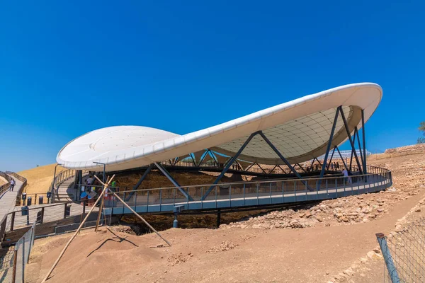 Şanlıurfa Türkiye - 8.16.2021: Göbeklitepe arkeolojik alanı Sanliurfa 'da. Göbeklitepe 'deki kazı alanının tepe örtüsü. Türkiye 'yi ziyaret ediyorum. Türkiye 'de turizm.