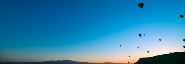 Hőlégballonok Napkeltekor Hőlégballonok Lobogója Égen Cappadociában Utazás Vagy Turizmus Pulyka — Stock Fotó