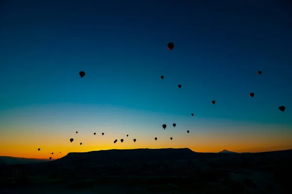 热气球热气球 在卡帕多西亚 日出时分热气球的轮廓 Cappadocia Activities Tourism Turkey Background Photo — 图库照片