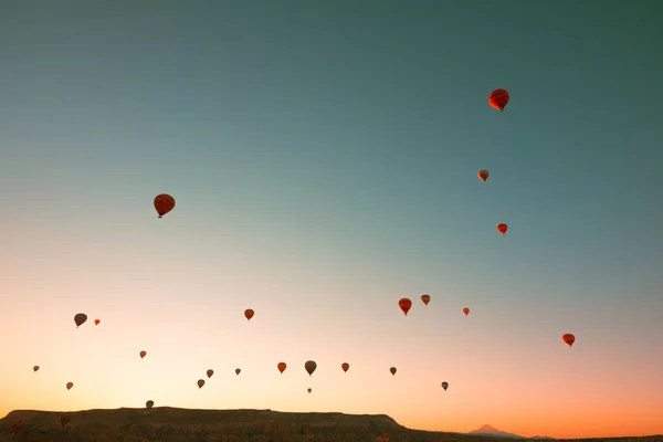 Hőlégballonok Napkeltekor Napkelte Cappadociában Hőlégballonokkal Égen Gyönyörű Reggel Cappadociában — Stock Fotó