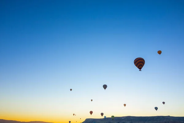 熱気球 カッパドキアトルコで午前中に空に熱気球 日の出前のカッパドキア背景写真 — ストック写真