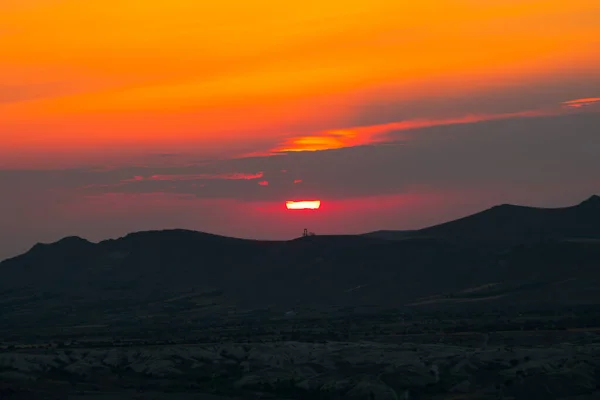 Puesta Sol Sobre Las Montañas Escena Atardecer Con Siluetas Montañas — Foto de Stock