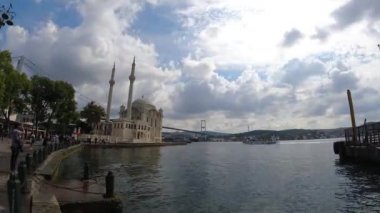 Ortakoy Camii. İstanbul Ortakoy Meydanı 'ndan 4K zaman aşımı görüntüleri. Boğaz köprüsü ve bulutların hareketi. İstanbul zaman aşımı görüntüleri. 14.9.2021 - İstanbul Türkiye