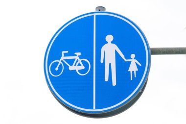 Beyaz arka planda yaya ve bisiklet yolu tabelası var. Beyaz arkaplanda trafik işaretleri. 