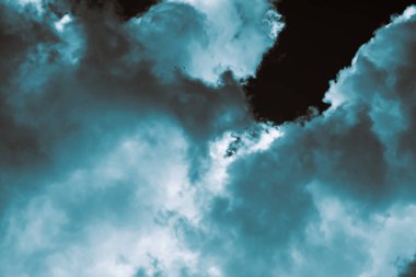 Dramatik bir gökyüzü. Monokrom renkli dramatik bulutlar, tam kare arkaplan fotoğrafı. Bulutlu gökyüzü ile bulutlu resim.