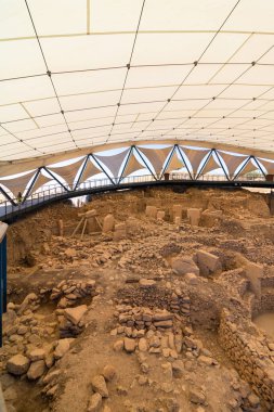 Şanlıurfa Türkiye - 8.16.2021: Göbeklitepe arkeolojik alanı Sanliurfa 'da. Göbeklitepe 'nin kazı alanı. Tarihin başlangıç noktası. Göbeklitepe 'deki tapınak kalıntıları.