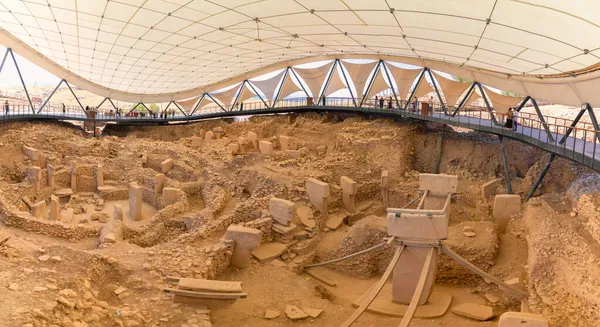 Şanlıurfa Türkiye - 8.16.2021: Göbeklitepe arkeolojik alanı Sanliurfa 'da. Göbeklitepe 'nin kazı alanı. Tarihin başlangıç noktası. Göbeklitepe 'deki tapınak kalıntıları.