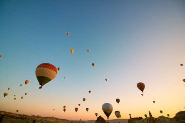 Sıcak hava balonları. Kapadokya 'da güneş doğarken sıcak hava balonları.