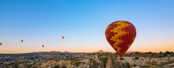 Varmluftsballong. Cappadocia banner bakgrund foto med varmluft ballonger — Stockfoto