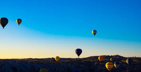 Ballonnen met hete lucht. Cappadocie en heteluchtballonnen bij zonsopgang — Stockfoto