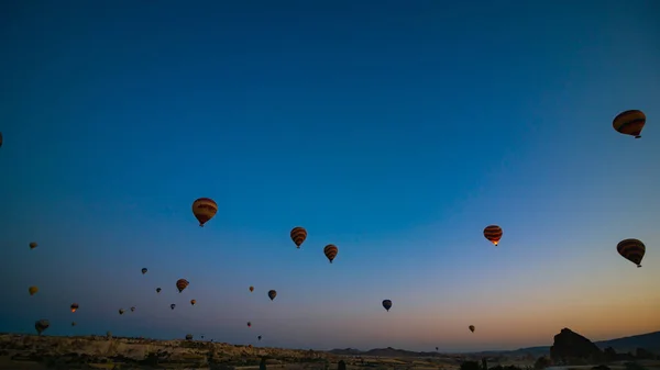 Heißluftballons. Silhouette von Heißluftballons am Himmel am Morgen — Stockfoto