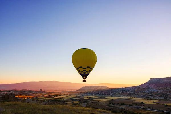 黄色い熱気球。カッパドキアのシングル熱気球日の出 — ストック写真
