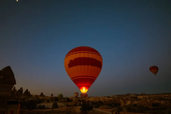 Heißluftballon. Feuerbrenner von Heißluftballon am Morgen abgefeuert — Stockfoto