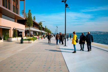 Galataport İstanbul. Galataport Alışveriş Merkezi, rıhtımdaki insanlar ve arka plandaki Boğaz. İstanbul Türkiye - 11.13.2021