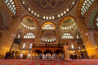 Selimiye Camii. Selimiye Camii 'ndeki insanlar. Ramazan veya kandil veya iftar veya İslami arkaplan fotoğrafı. Edirne Türkiye - 10.25.2021