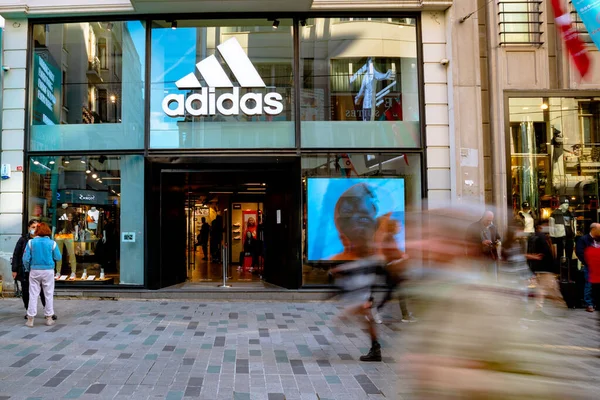 Adidas Mağazası. İstanbul 'daki Adidas mağazası. Yürüyen insanların hareketi. Taksim İstanbul Türkiye - 11.13.2021