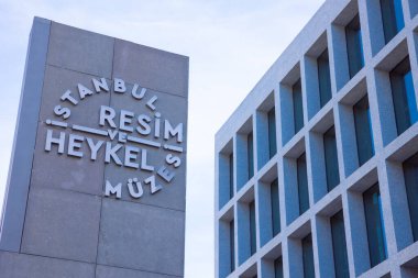 İstanbul Resim ve Heykel Müzesi logosu ve binası. İstanbul Türkiye - 11.13.2021