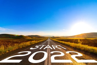 2022 yeni yıl konsept fikir arka plan fotoğrafı. Yeni yıla başlıyorum. Mutlu yıllar. Gün doğumunda yol.
