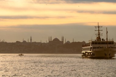 Ayasofya. Ayasofya ve Ferry Kadıköy 'den gün batımında. İstanbul arka plan fotoğrafı.