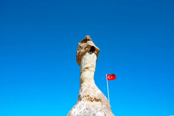 Peri Bacası Kapadokya Türk Bayrağı Taşıyan Peri Baca Hoodoo Kapadokya — Stok fotoğraf