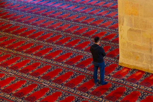 Modlím Muslima Muslim Muž Modlí Mešitě Pozadí Fotografie Kopírovacím Prostorem — Stock fotografie