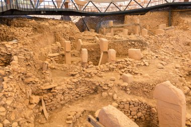 Göbeklitepe. Şanlıurfa Türkiye 'deki Göbeklitepe arkeoloji sahasında. MÖ 10.000 'den kalma tapınak kalıntıları. Gürültü etkisi.
