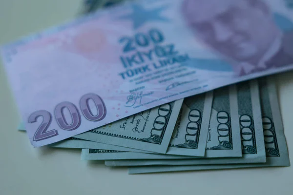 200 Türk lirası. 500 dolara Türk lirası. TL ya da TY 'nin Devalüasyonu. Seçici odak.