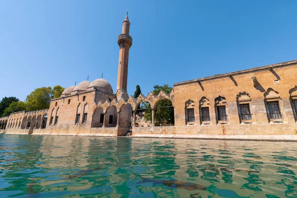 Balikligol. Şanlıurfa 'daki İbrahim Havuzu veya Balikligol ve Rizvaniye Camii. Türkiye 'de dini turizm merkezleri. 
