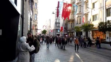 İstiklal Caddesi. İstanbul 'daki İstiklal Caddesi' nin hızlandırılmış görüntüleri. İstanbul Türkiye - 11.13.2021
