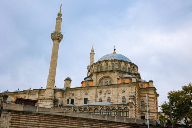 Gökyüzü bulutlu İstanbul 'daki Laleli Camii. Ramazan veya İslami arkaplan fotoğrafı.