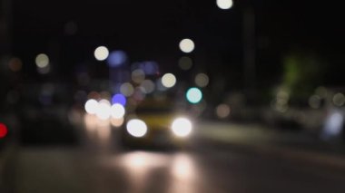 Gece araba ışıkları. Bulanık ya da odaksız trafik arkaplanı 4K 50fps video. 