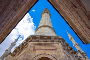 Selimiye Camii. Arka bahçeden Edirne Selimiye Camii 'nin minareleri. İslami mimari arka plan fotoğrafı.