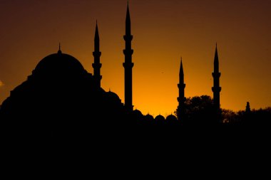 Cami arka planı. Gün batımında Süleyman Camii 'nin silueti. Ramazan veya kandil veya iftar veya laylat al-Qadr veya İslami arkaplan fotoğrafı.