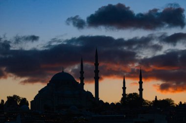 Süleyman Camii. Caminin silueti ve gün batımında bulutlu gökyüzü. Ramazan veya kandil veya İslami arkaplan fotoğrafı. Gürültü Efekti.