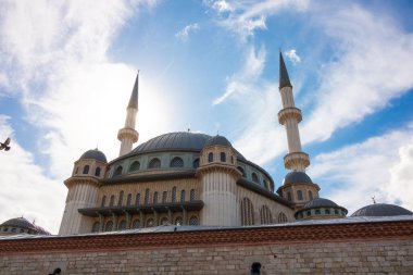 Taksim Camii. Arka planda Taksim Camii ve bulutlu gökyüzü. Ramazan veya İslami arkaplan fotoğrafı. Gürültü Efekti.